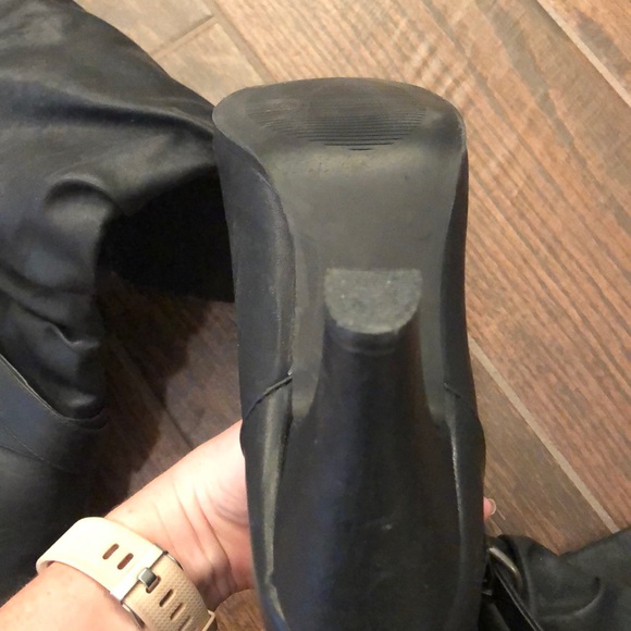 Black boots - Picture 3 of 5